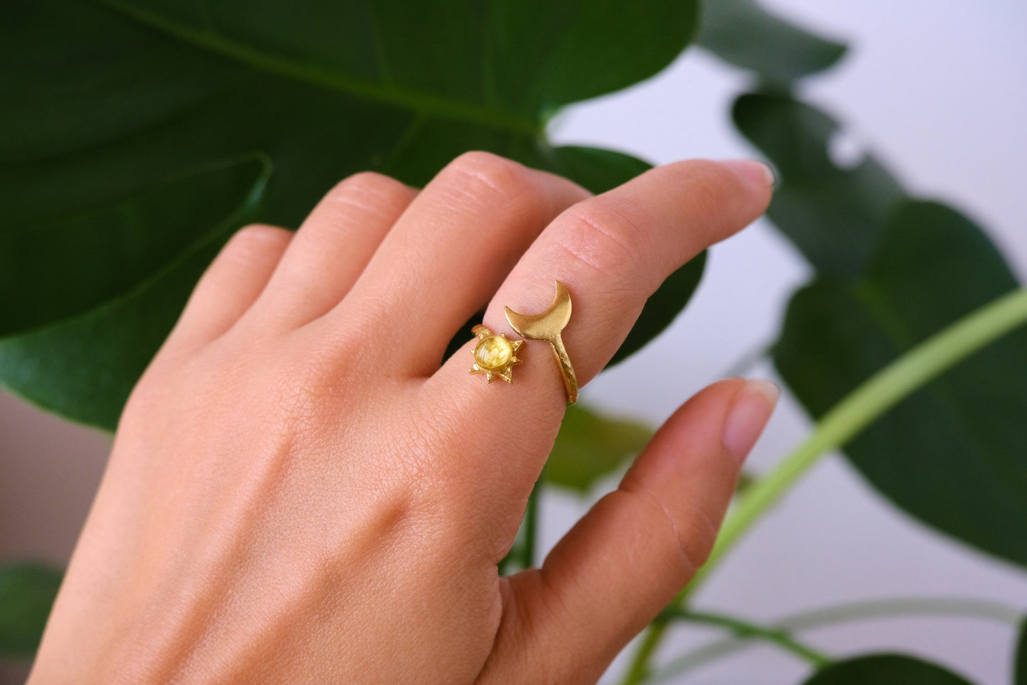 Anello BENEDETTA con dei petali di narciso