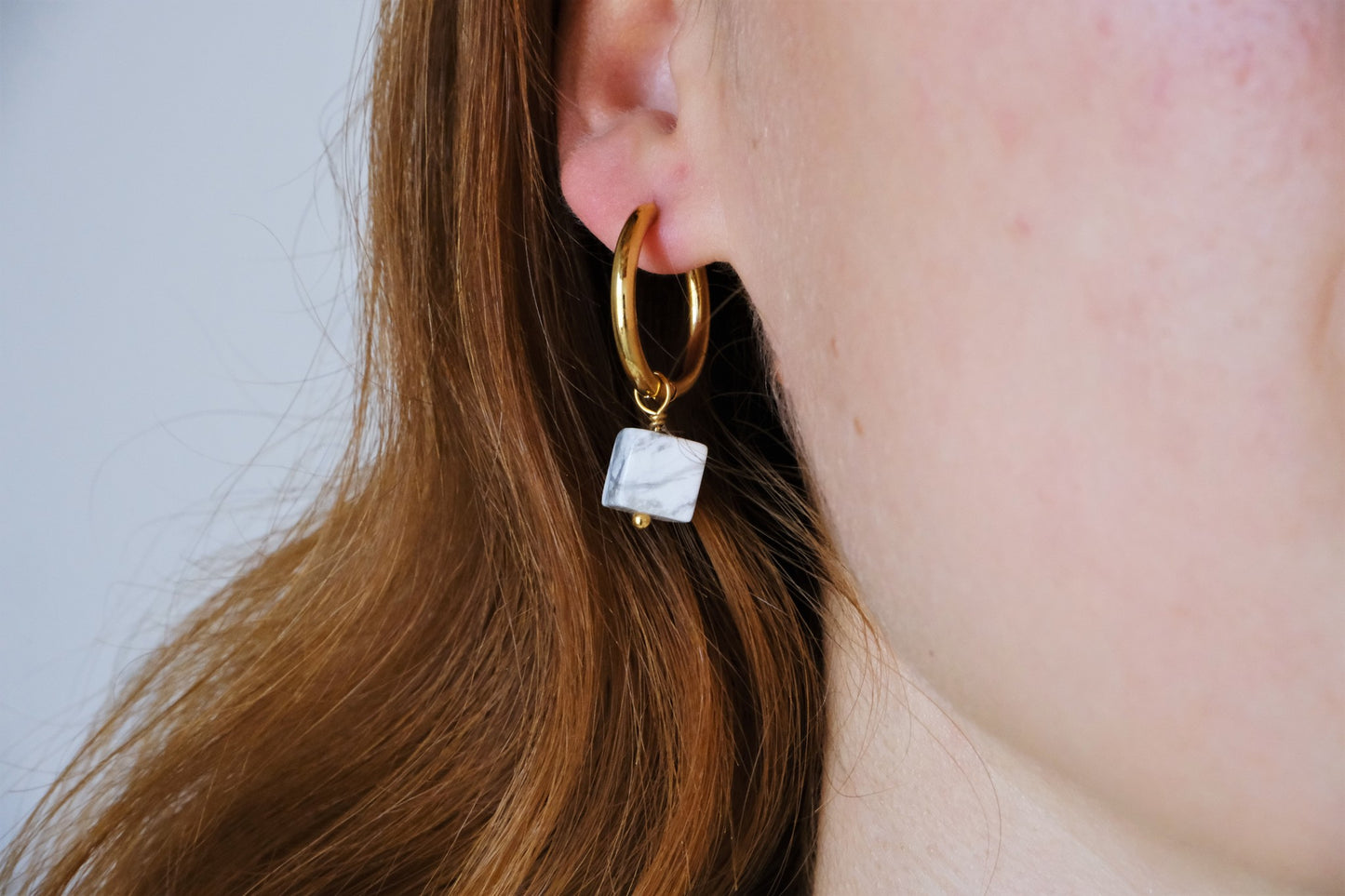 Orecchini a cerchio con pietre a cubo di howlite