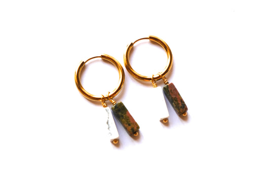 Orecchini a cerchio con doppia pietra di unakite e howlite