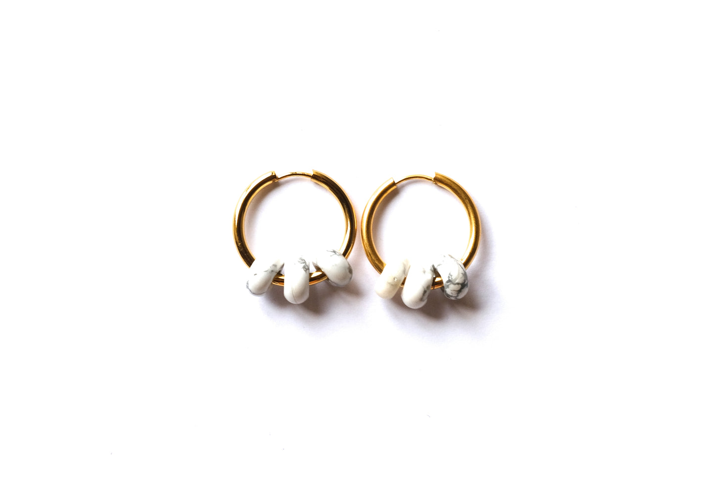 Orecchini a cerchio con tre pietre di howlite