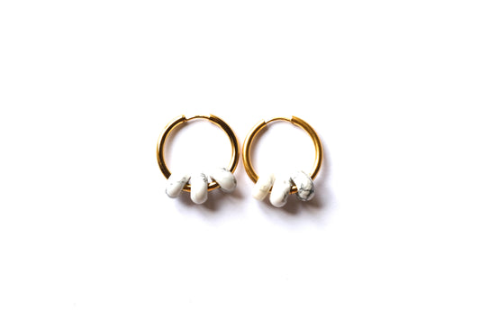 Orecchini a cerchio con tre pietre di howlite