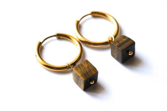 Orecchini a cerchio con pietre a cubo di occhio di tigre
