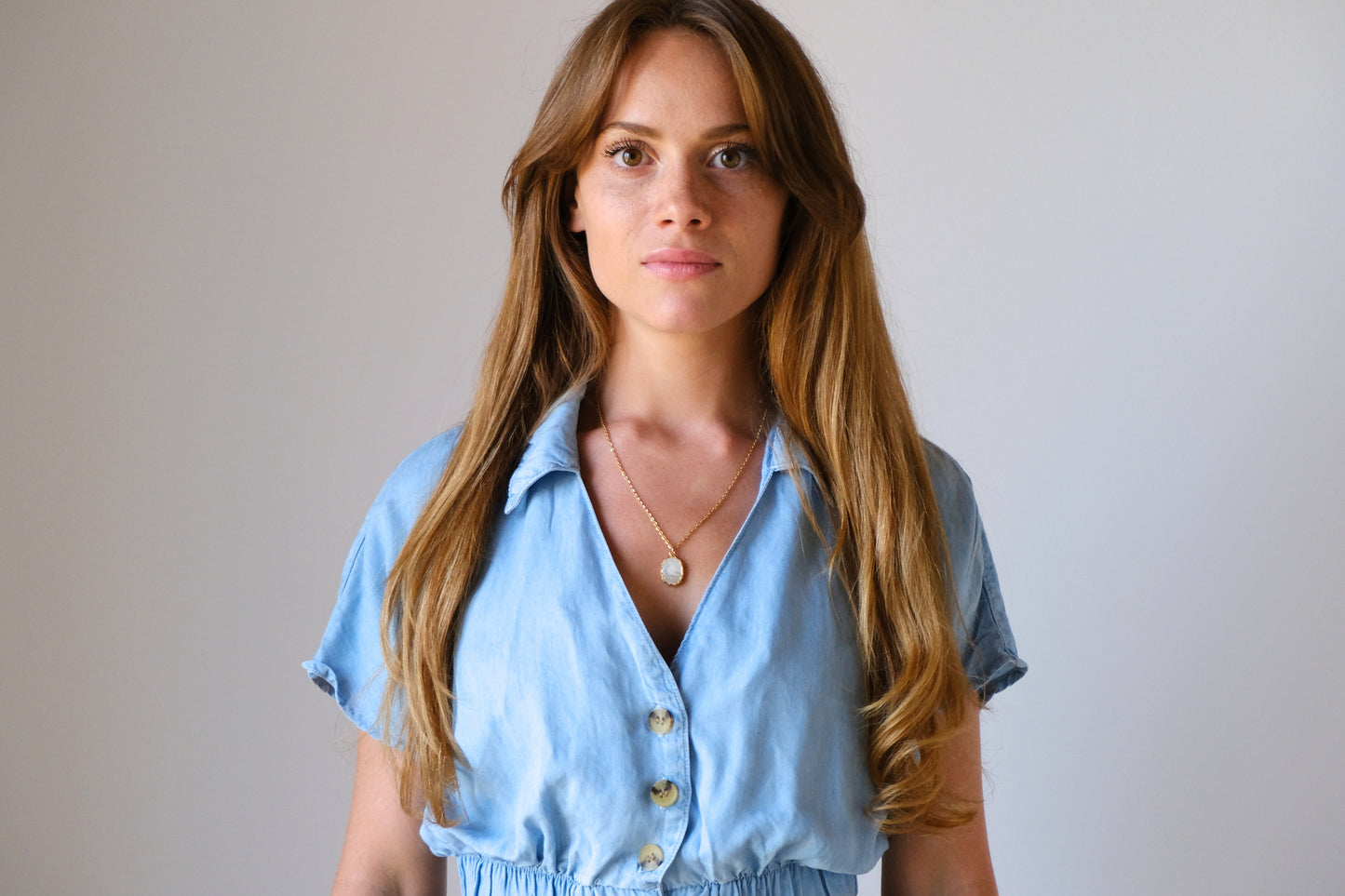 Collana con castone ovale e madreperla