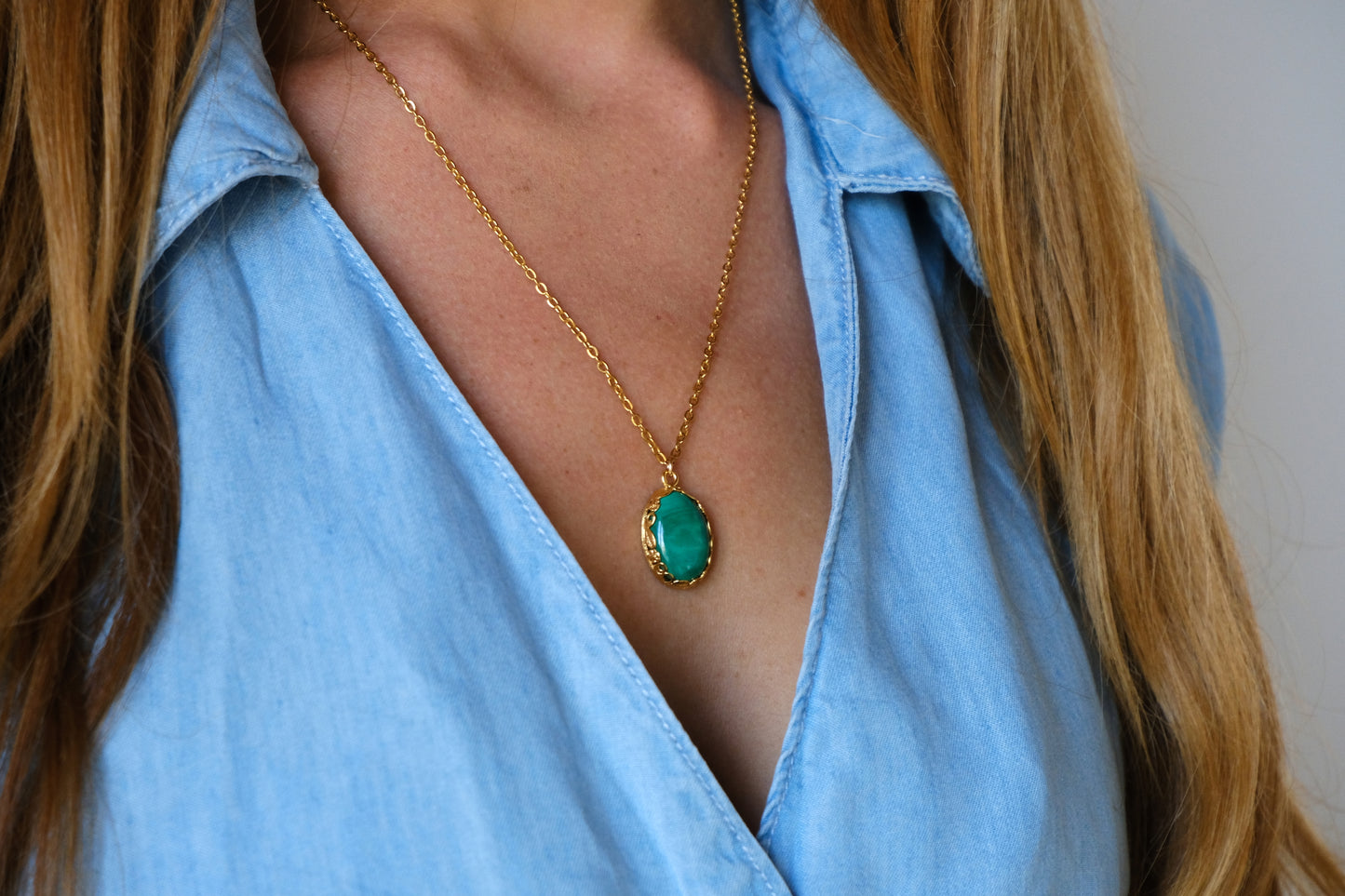 Collana con castone con fiori ovale e pietra di malachite