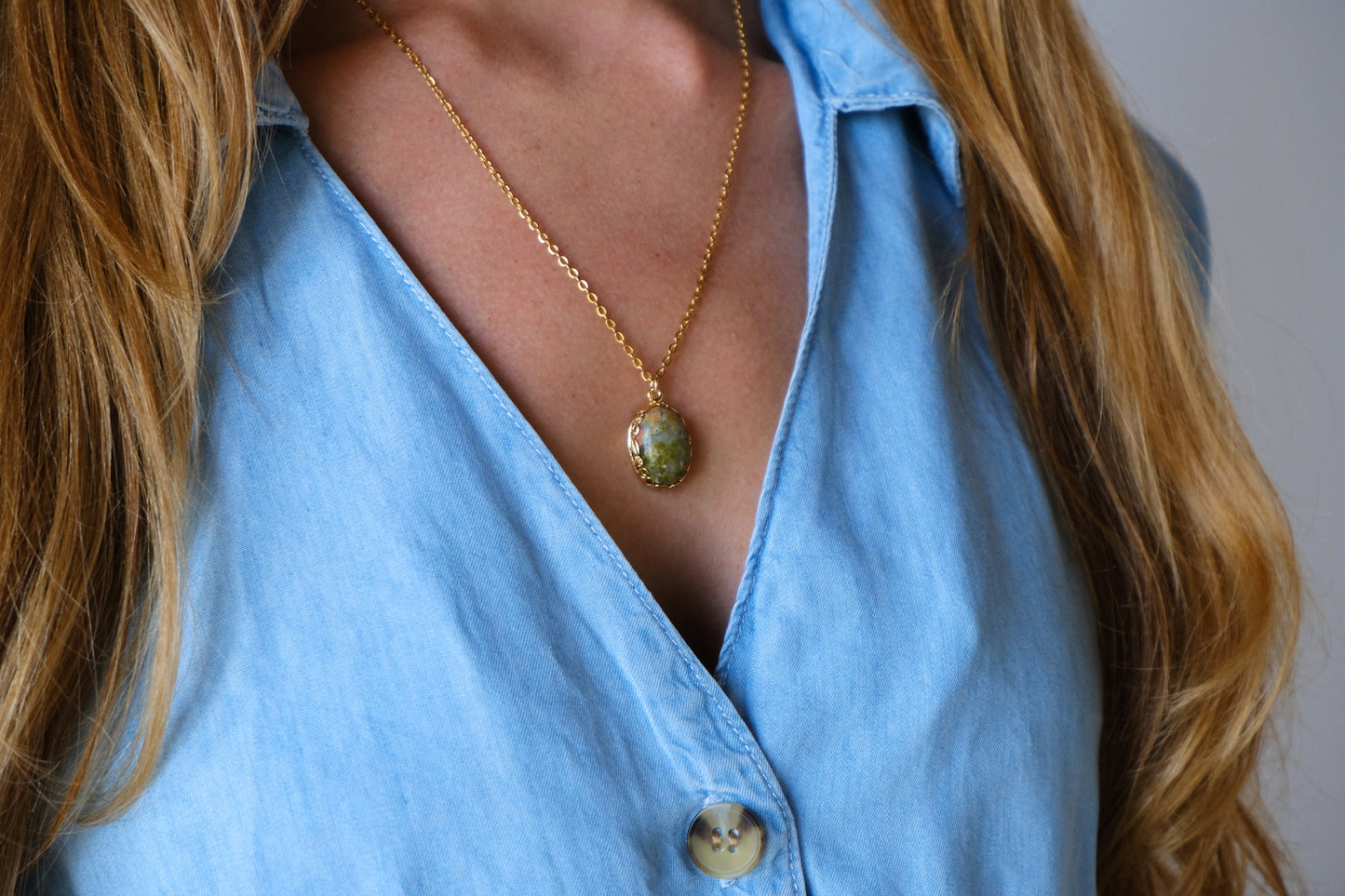Collana con castone floreale ovale e pietra di unakite
