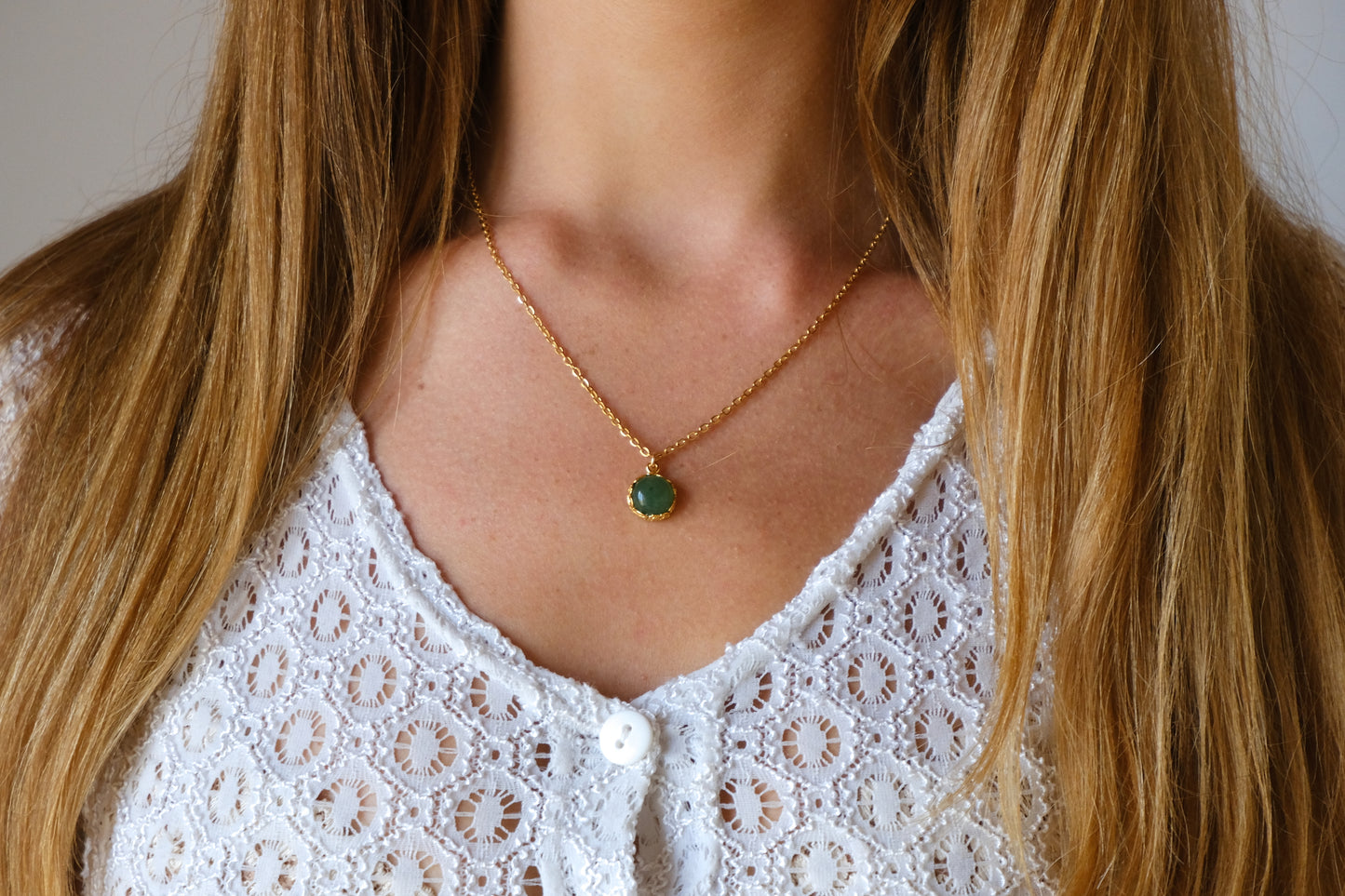 Collana con castone floreale tondo e pietra di avventurina
