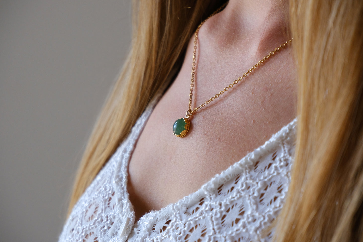 Collana con castone floreale tondo e pietra di avventurina