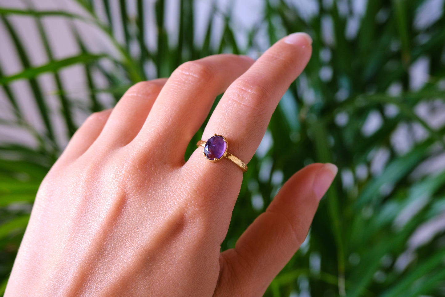 Anello placcato oro regolabile con pietra ovale di ametista