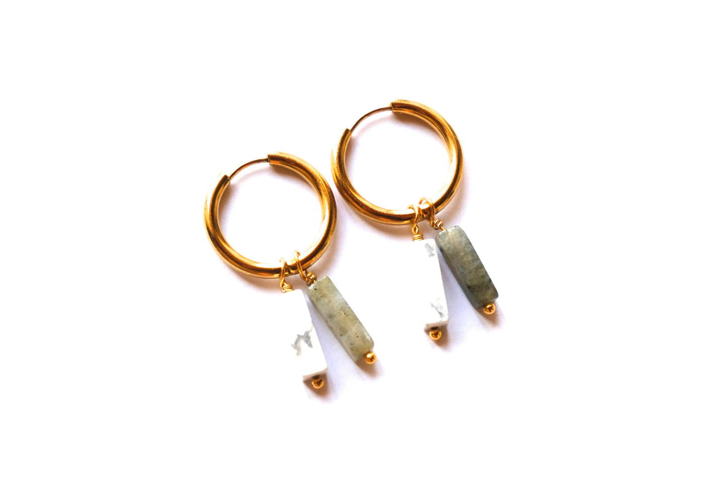 Orecchini a cerchio con doppia pietra di labradorite e howlite