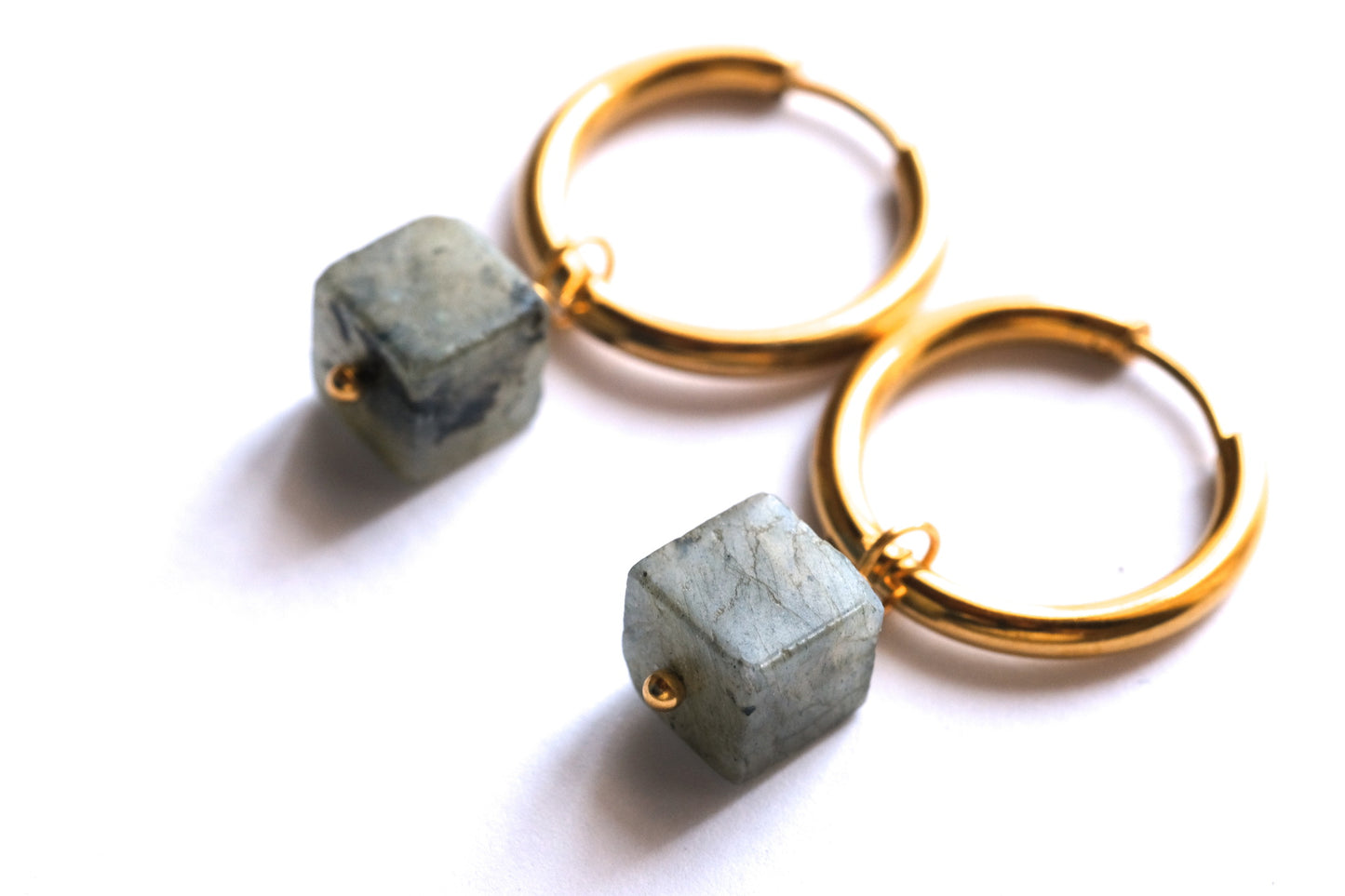 Orecchini a cerchio con pietre a cubo di labradorite