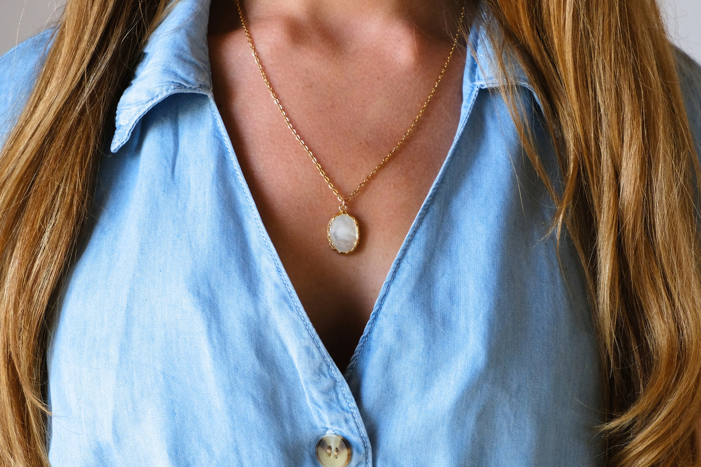 Collana con castone ovale e madreperla