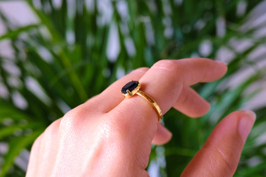 Anello placcato oro regolabile con pietra ovale di onice nera