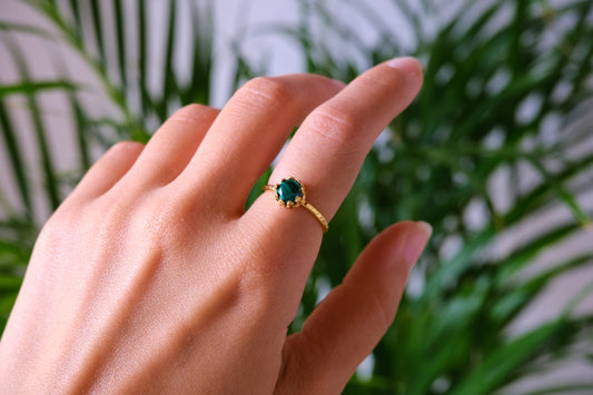 Anello con castone con pietra di malachite