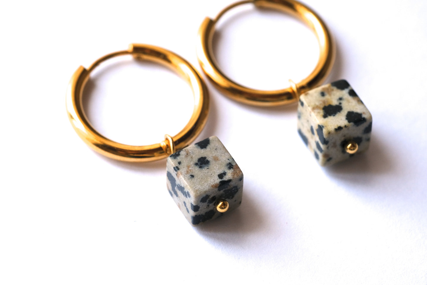 Orecchini a cerchio con pietre a cubo di diaspro dalmata