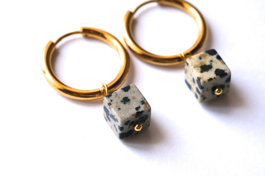 Orecchini a cerchio con pietre a cubo di diaspro dalmata