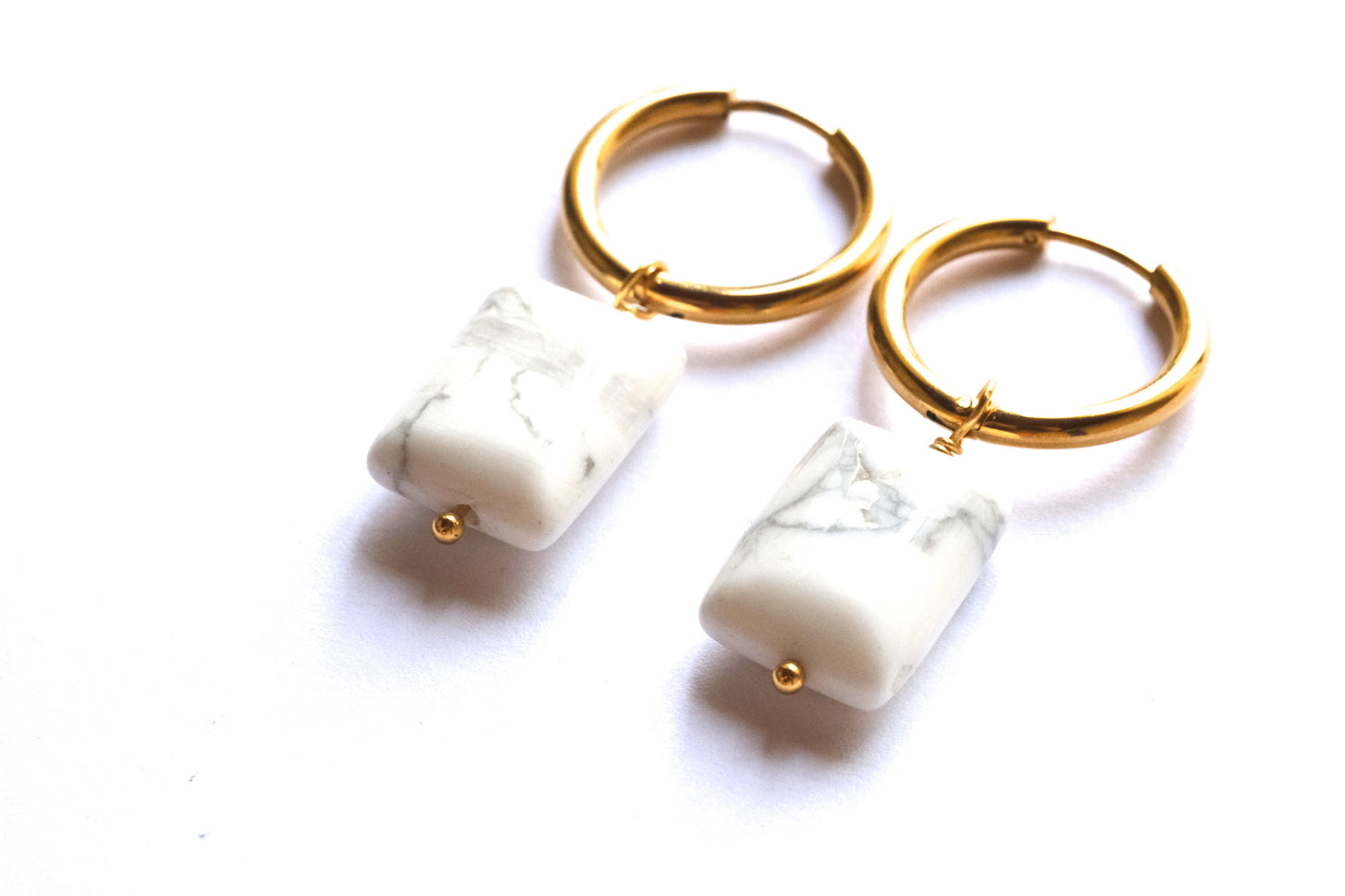 Orecchini a cerchio con pietre a rettangolo di howlite