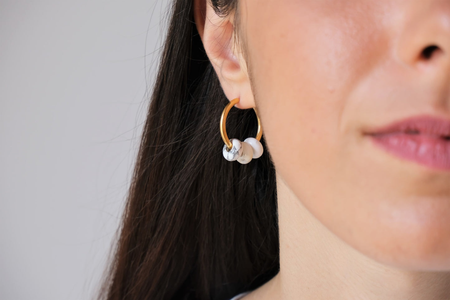 Orecchini a cerchio con tre pietre di howlite