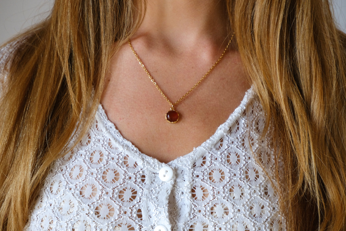 Collana con castone floreale tondo e pietra di agata rossa