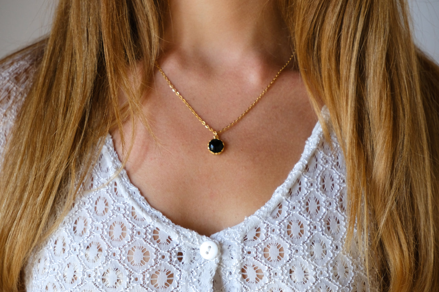 Collana con castone floreale tondo e pietra di onice nera