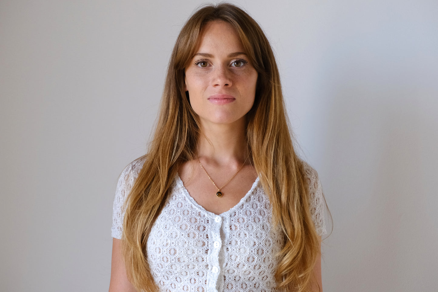 Collana con castone floreale tondo e pietra di occhio di tigre