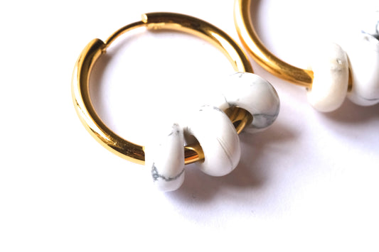 Orecchini a cerchio con tre pietre di howlite