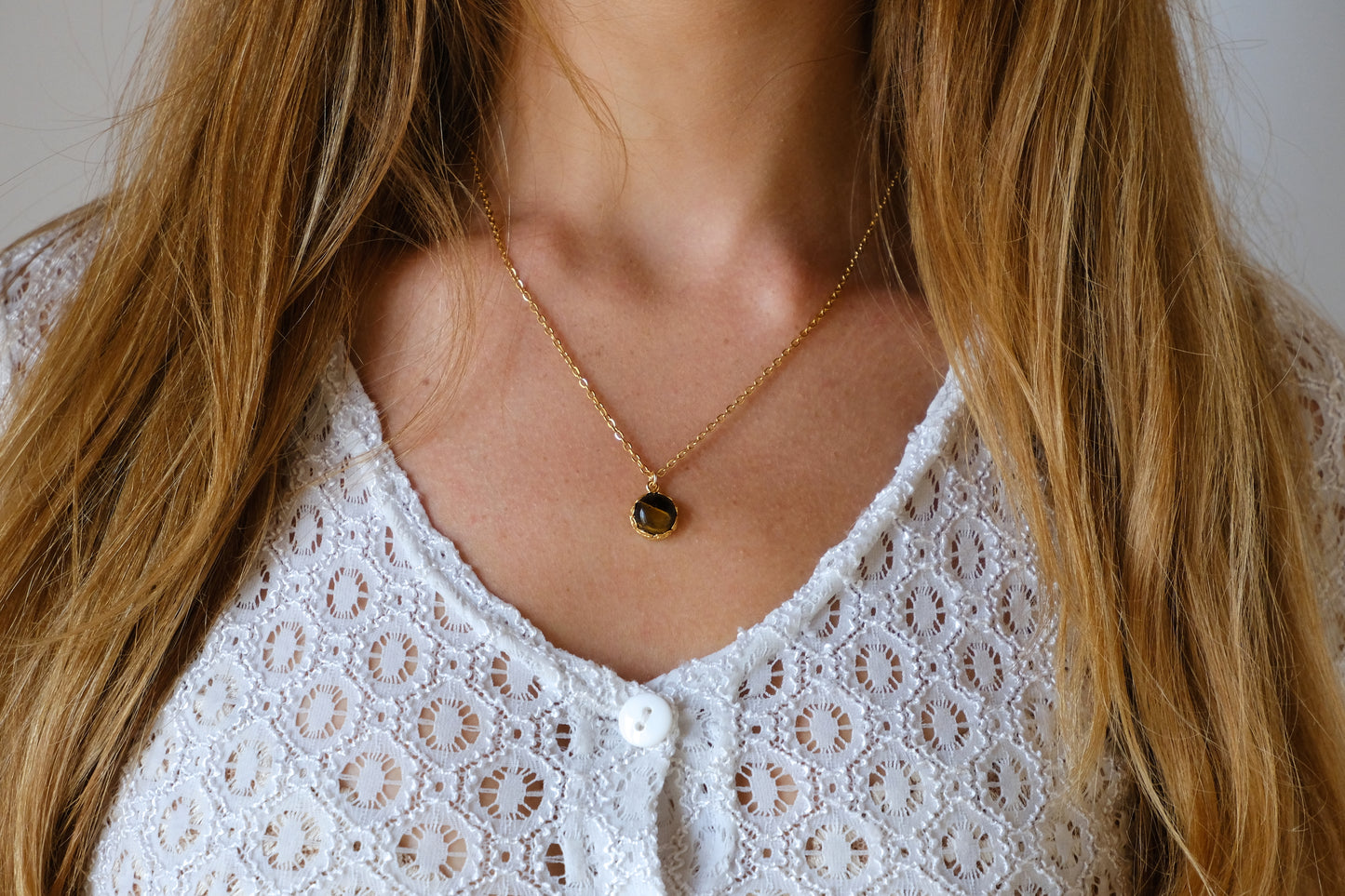 Collana con castone floreale tondo e pietra di occhio di tigre