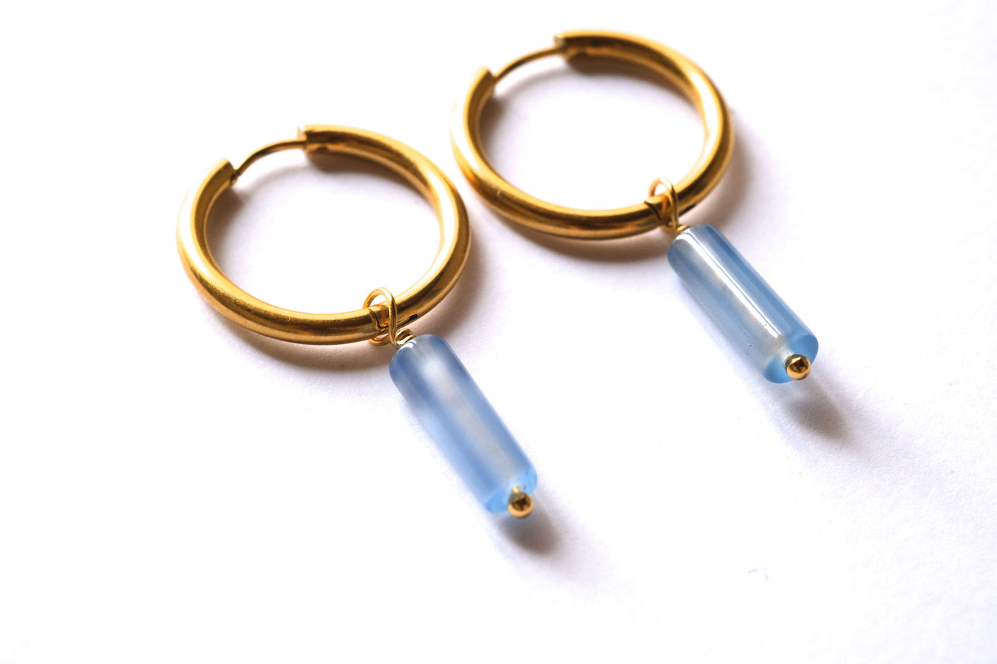 Orecchini a cerchio con pietre a cilindro di agata blu