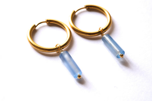 Orecchini a cerchio con pietre a cilindro di agata blu