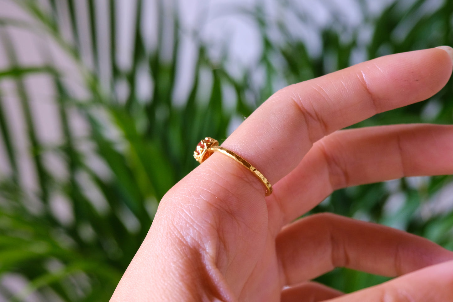 Anello con castone con pietra di corniola