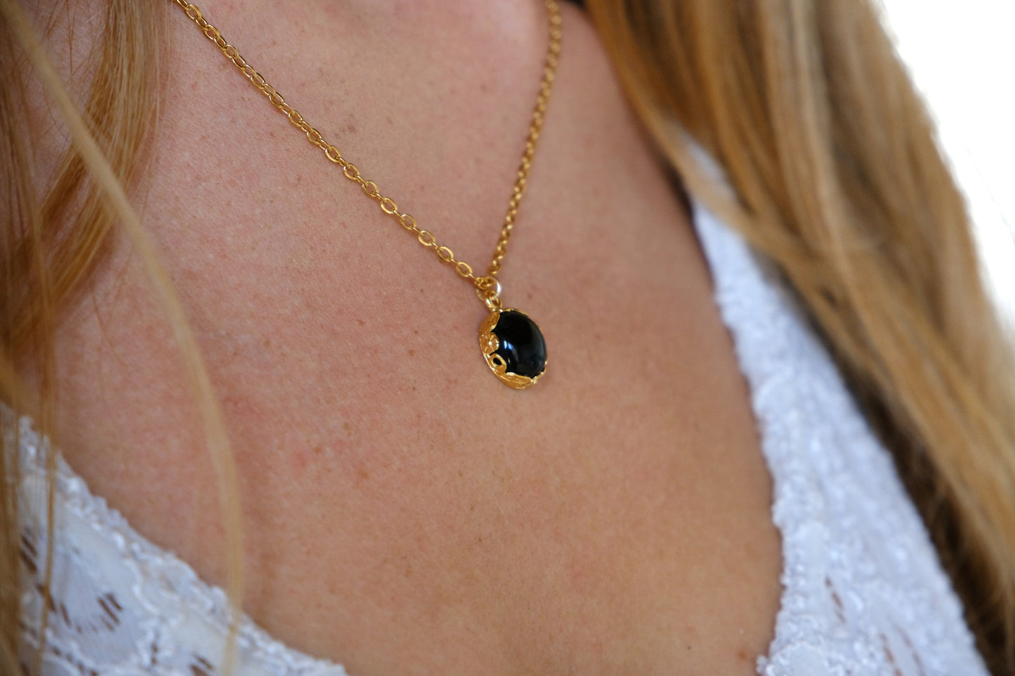 Collana con castone floreale tondo e pietra di onice nera