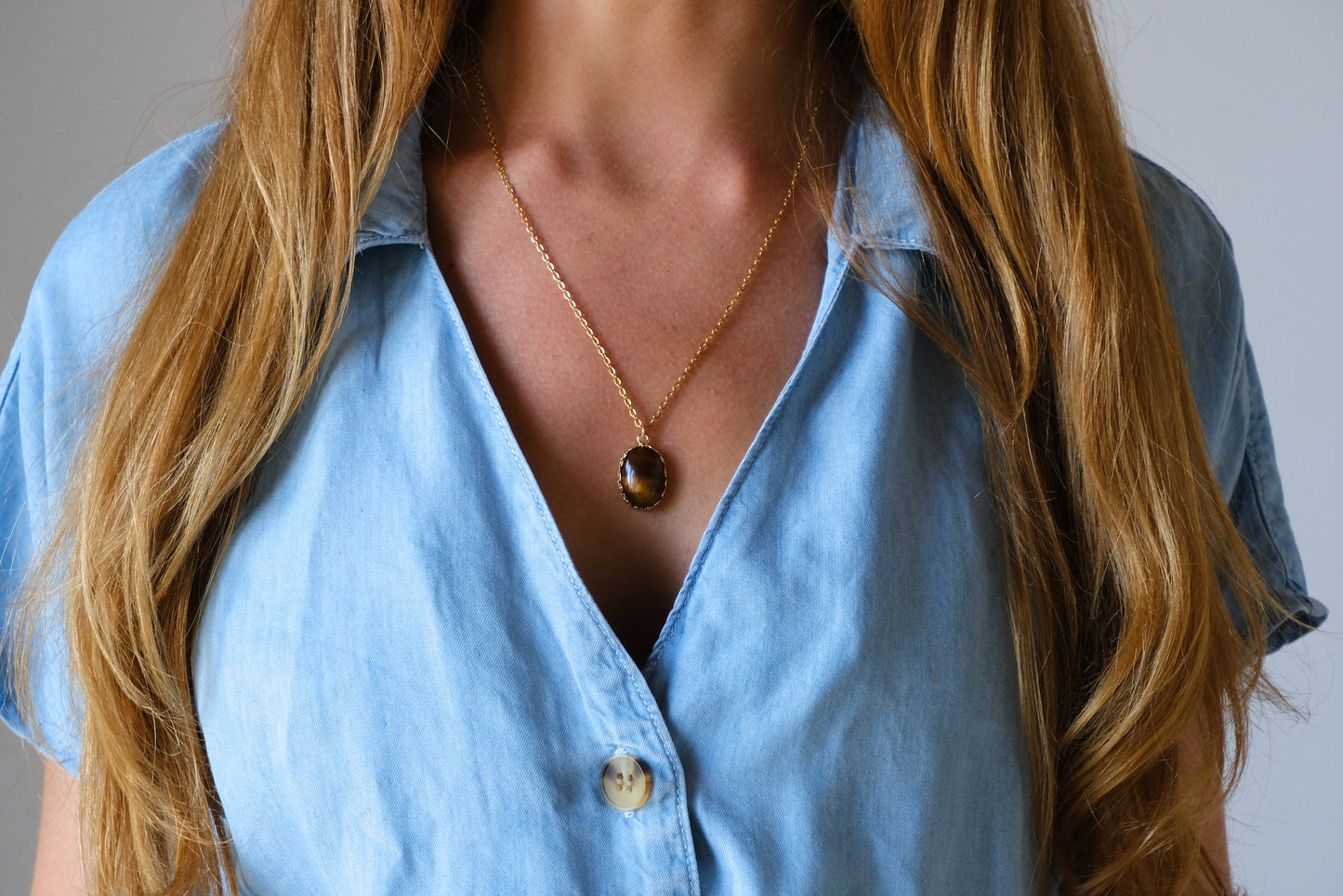 Collana con castone floreale ovale e pietra di occhio di tigre
