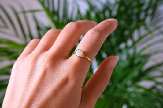 Anello con castone con pietra di luna
