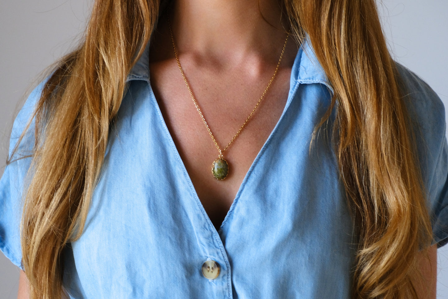 Collana con castone floreale ovale e pietra di unakite
