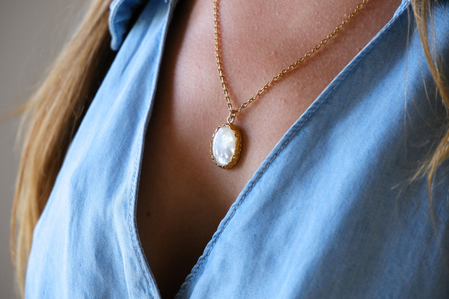 Collana con castone ovale e madreperla