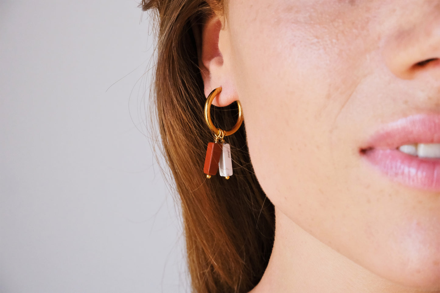 Orecchini a cerchio con doppia pietra di diaspro rosso e howlite