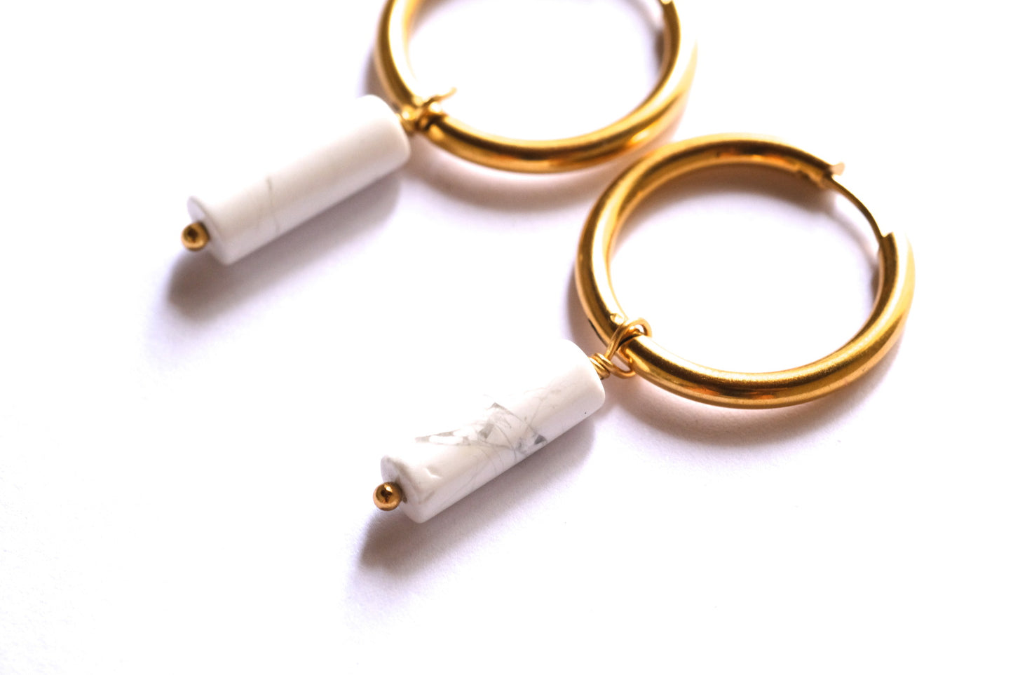 Orecchini a cerchio con pietre a cilindro di howlite