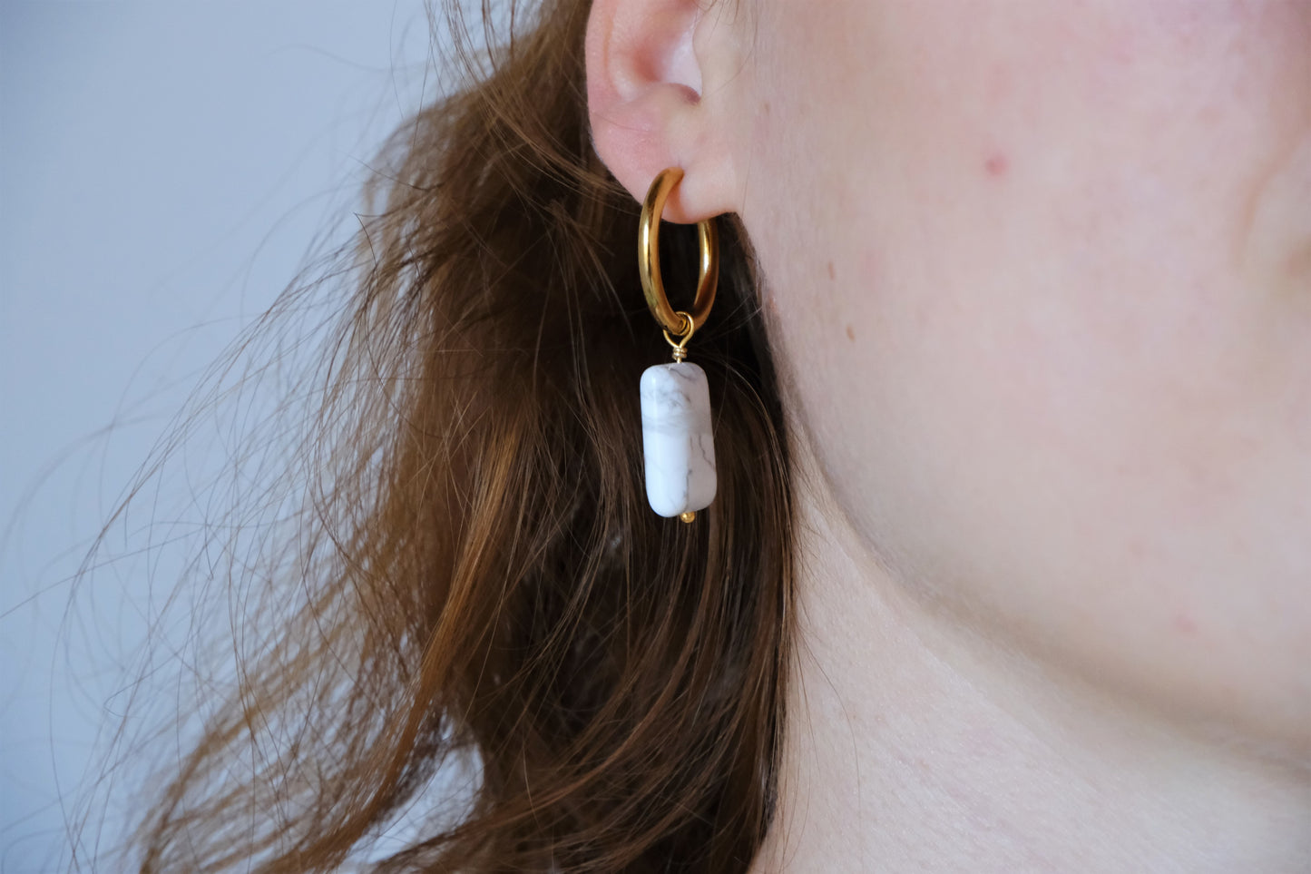 Orecchini a cerchio con pietre a rettangolo di howlite
