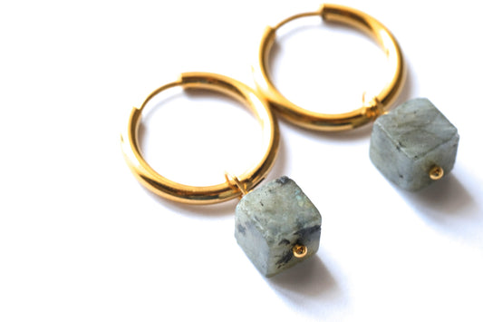 Orecchini a cerchio con pietre a cubo di labradorite