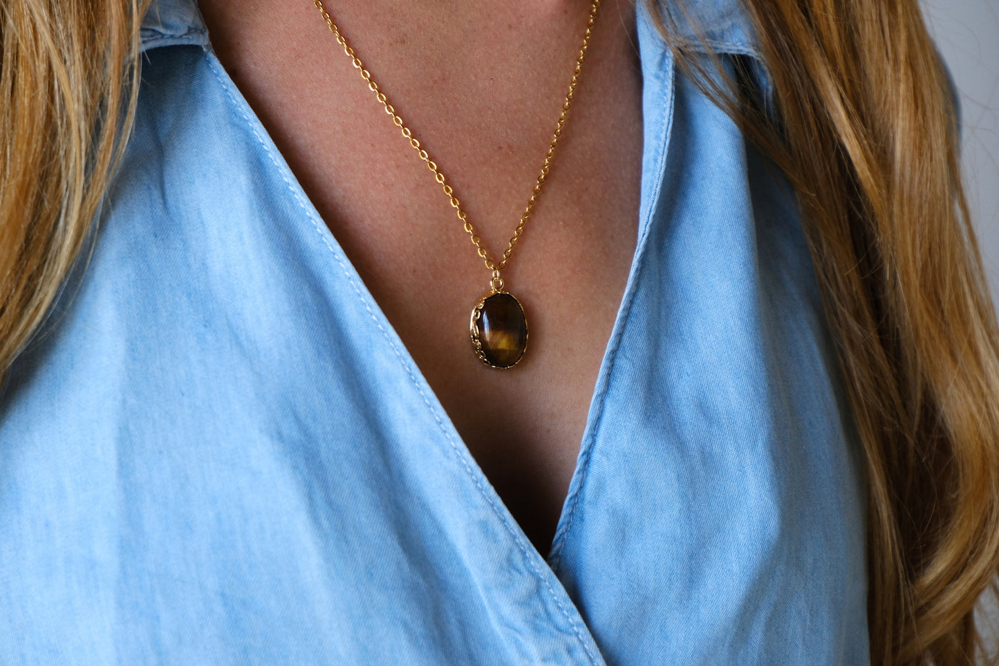 Collana con castone floreale ovale e pietra di occhio di tigre