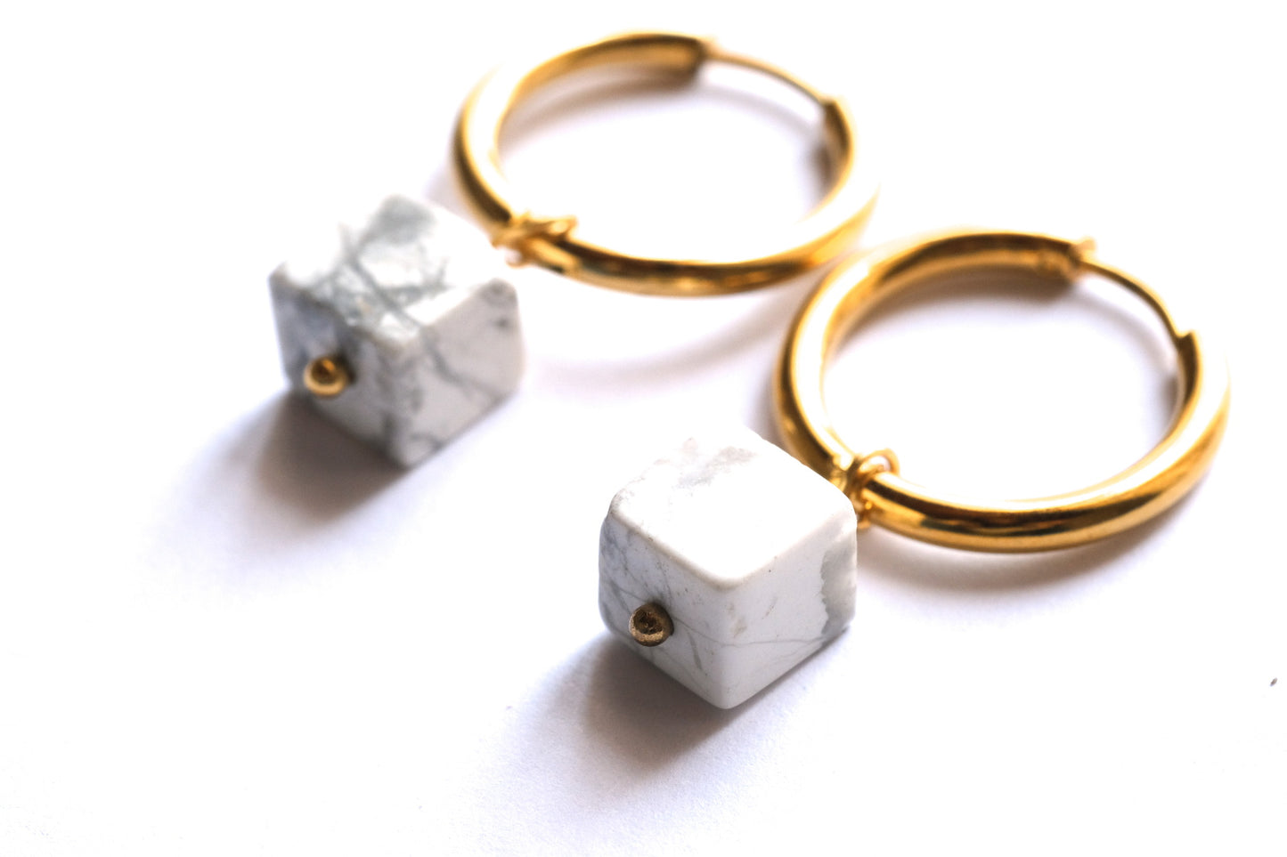 Orecchini a cerchio con pietre a cubo di howlite