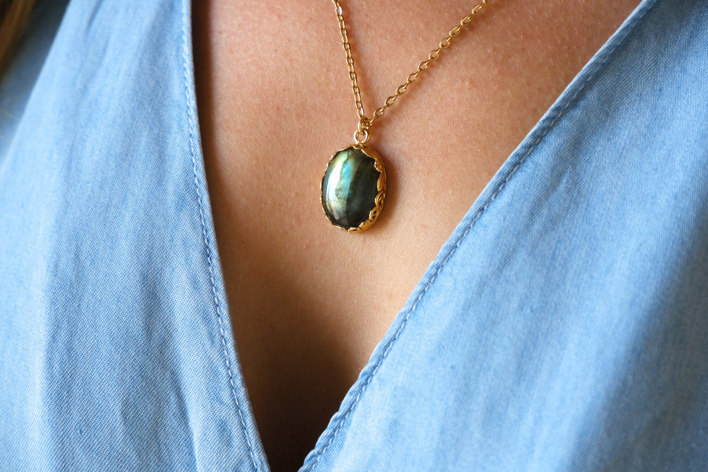 Collana con castone con fiori ovale e pietra di labradorite