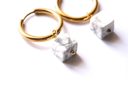 Orecchini a cerchio con pietre a cubo di howlite