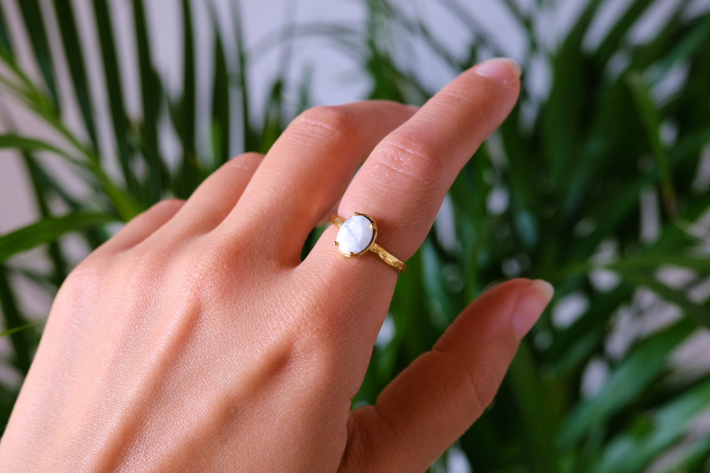 Anello placcato oro regolabile con pietra ovale di howlite