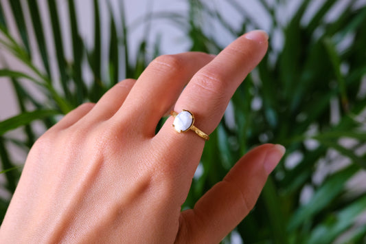 Anello placcato oro regolabile con pietra ovale di howlite