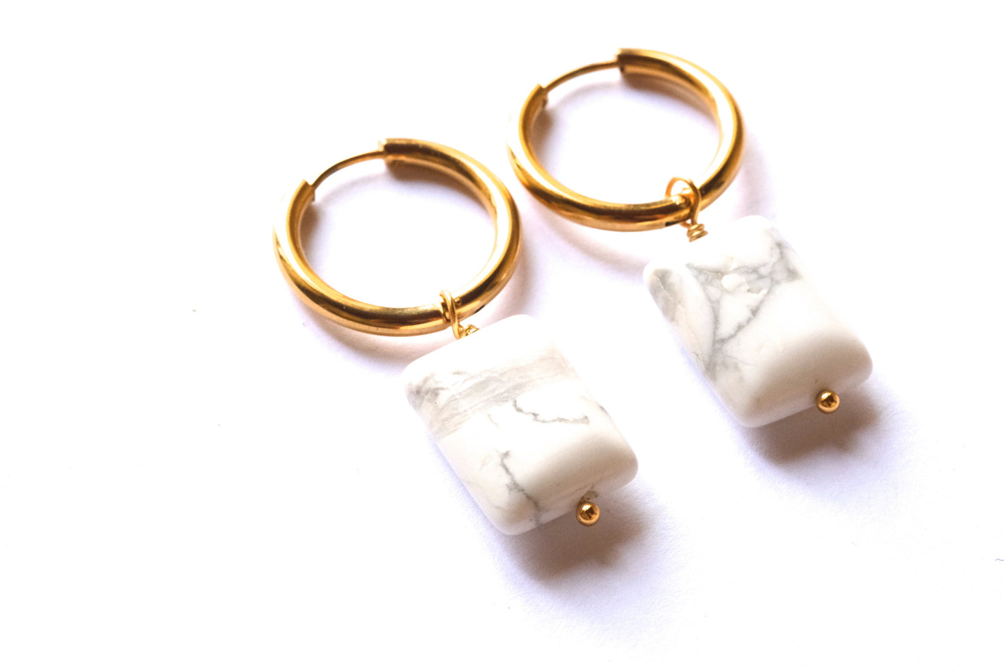 Orecchini a cerchio con pietre a rettangolo di howlite