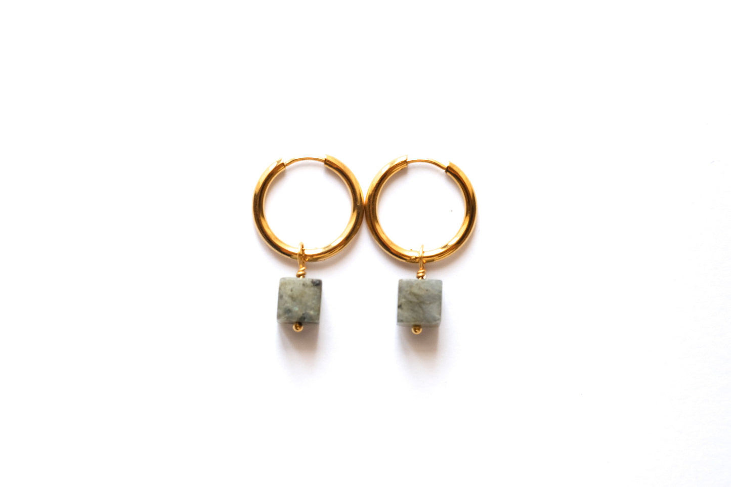 Orecchini a cerchio con pietre a cubo di labradorite