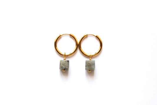 Orecchini a cerchio con pietre a cubo di labradorite