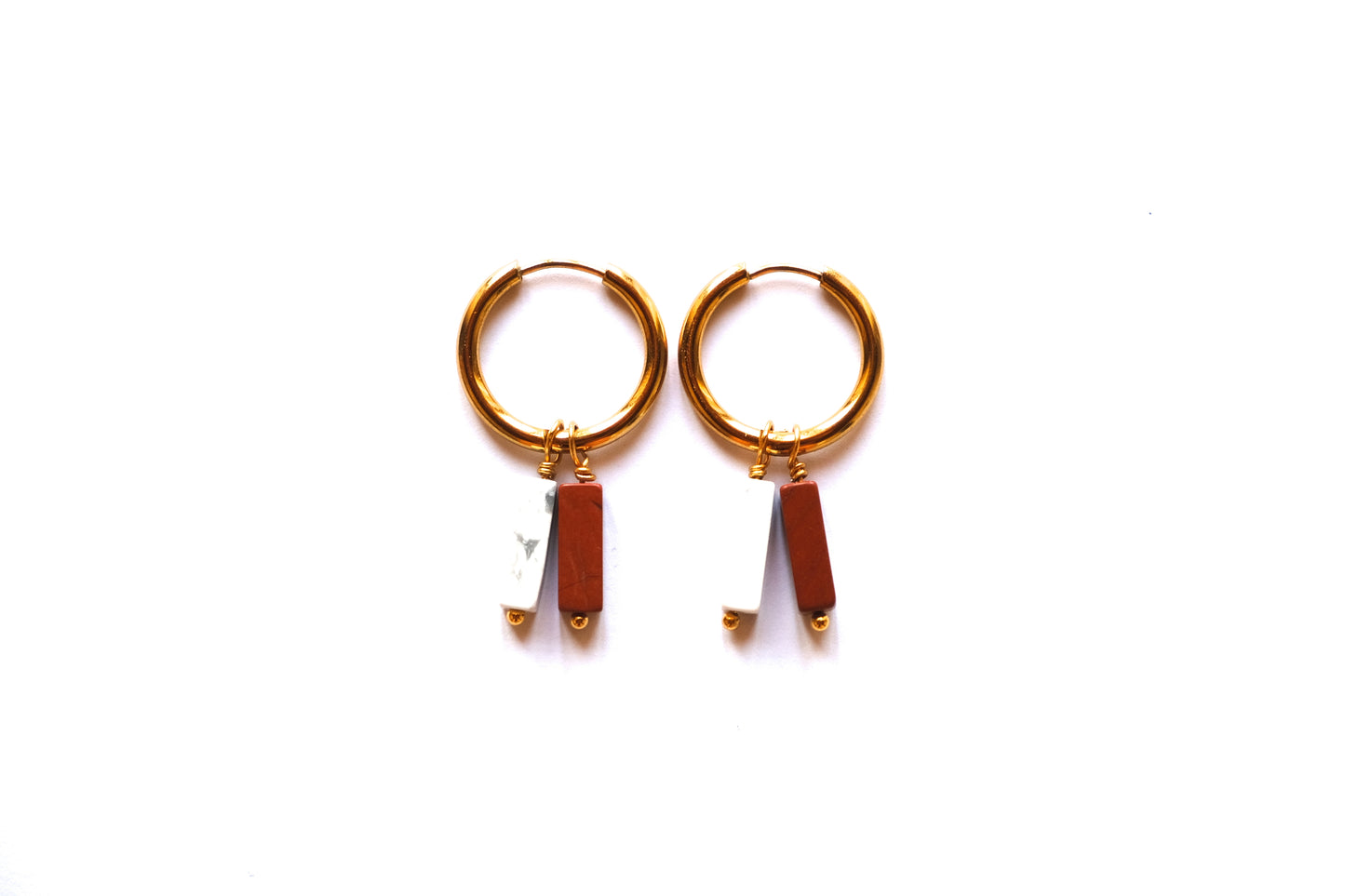 Orecchini a cerchio con doppia pietra di diaspro rosso e howlite