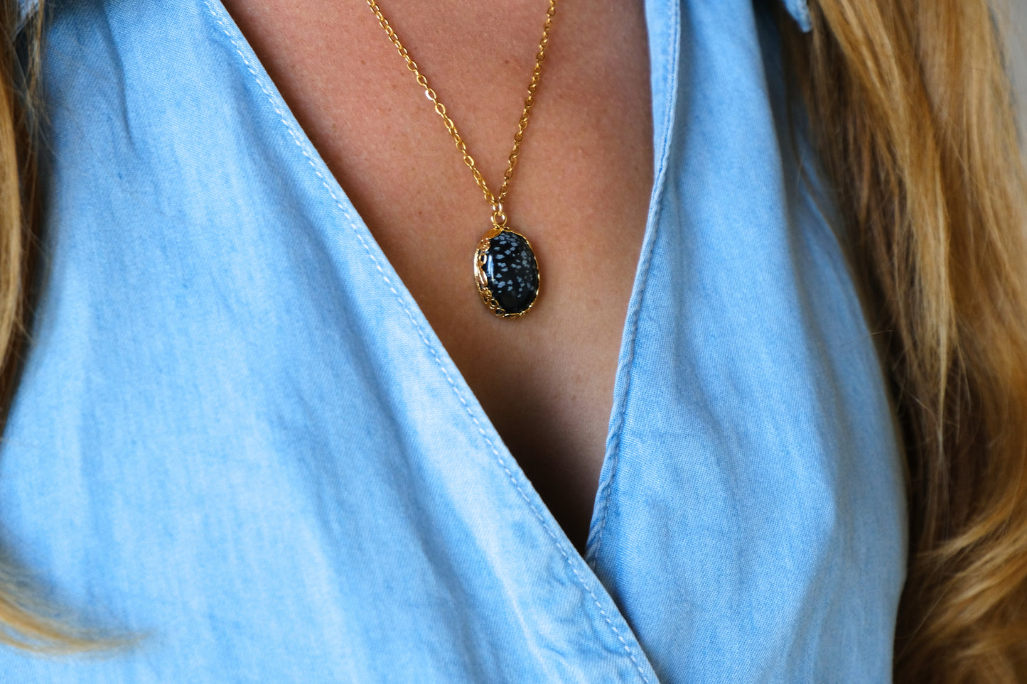 Collana con castone floreale ovale e pietra di ossidiana maculata