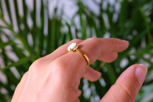 Anello placcato oro regolabile con pietra ovale di howlite